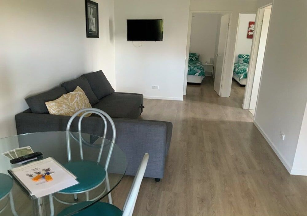 sunshine coast retreat Deluxe Cabin (5) 4