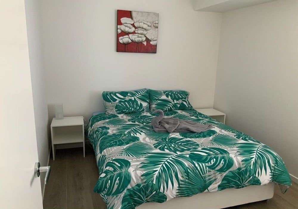 sunshine coast retreat Deluxe Cabin (5) 3