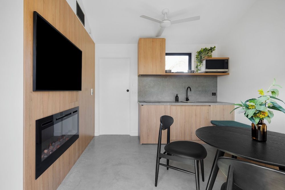 Bendigo Lodges Romantic Studio Suite, Fireplace, Garden View 8