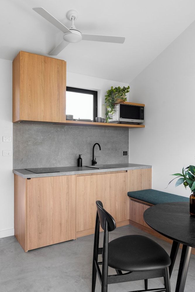 Bendigo Lodges Romantic Studio Suite, Fireplace, Garden View 7