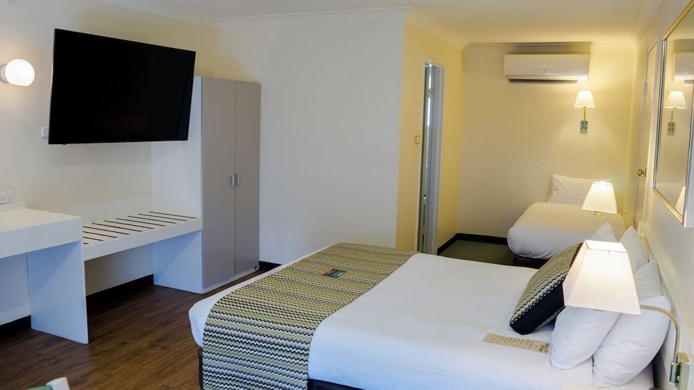 The Palms Dubbo Deluxe Twin Room, 3