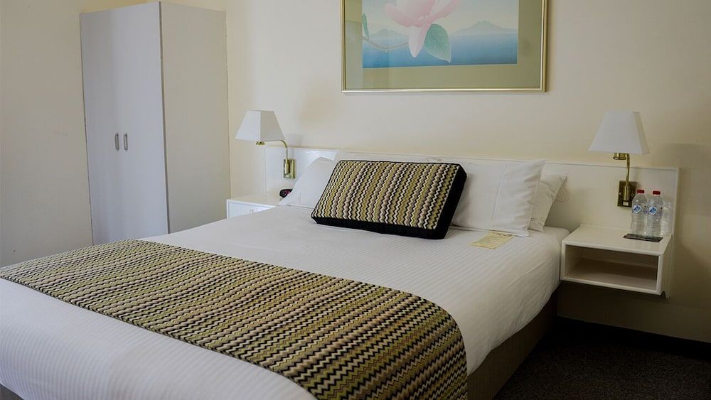 The Palms Dubbo Queen Deluxe 3