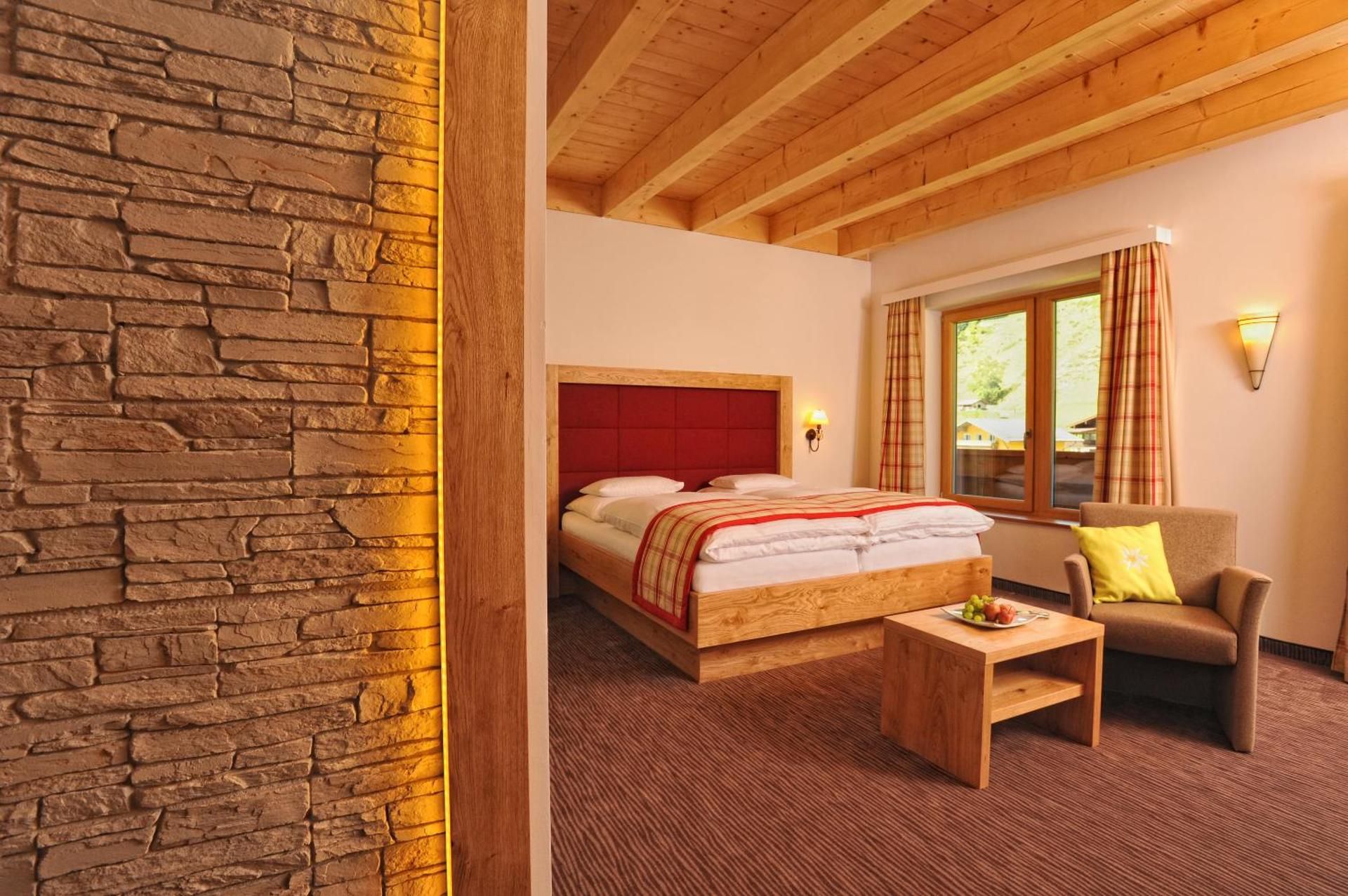 Deluxe Double Room with Balcony and Mountain View
