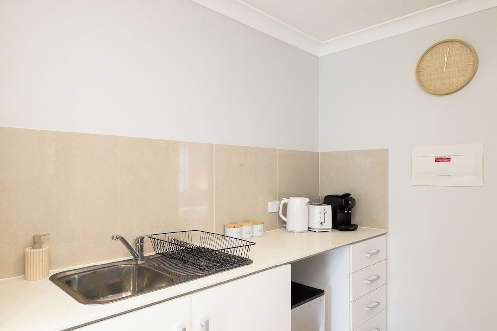 Smart Suites Self Check-in Apartments - 73 Bale Deluxe Apartment, 1 Queen Bed, Non Smoking, Kitchen 3