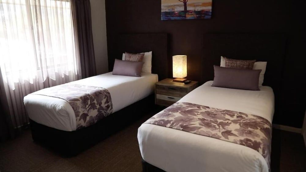 Blazing Stump Motel & Suites Two Bedroom Apartment with Spa Bath 3