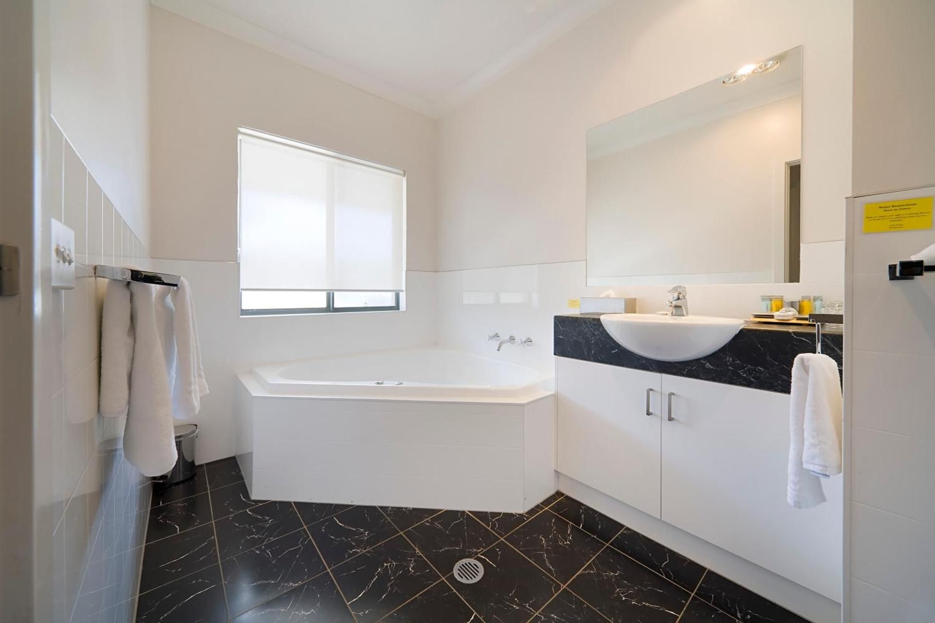 Two-Bedroom Apartment with Spa Bath