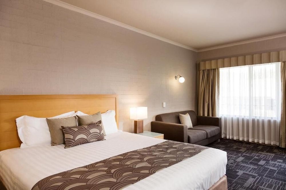 Blazing Stump Motel & Suites One Bedroom Apartment with Spa Bath 2