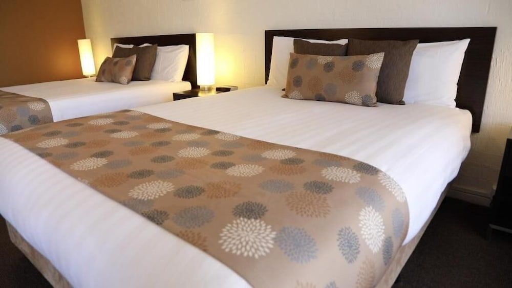 Blazing Stump Motel & Suites Twin Queen Suite 2