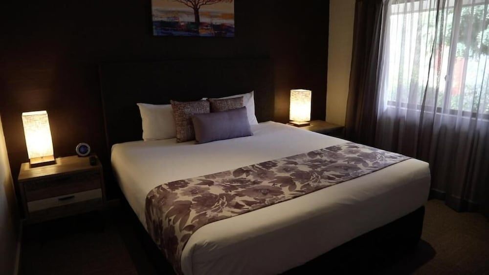 Blazing Stump Motel & Suites Two Bedroom Apartment with Spa Bath 2