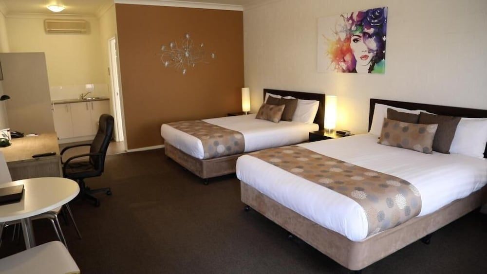 Blazing Stump Motel & Suites Twin Queen Suite 3