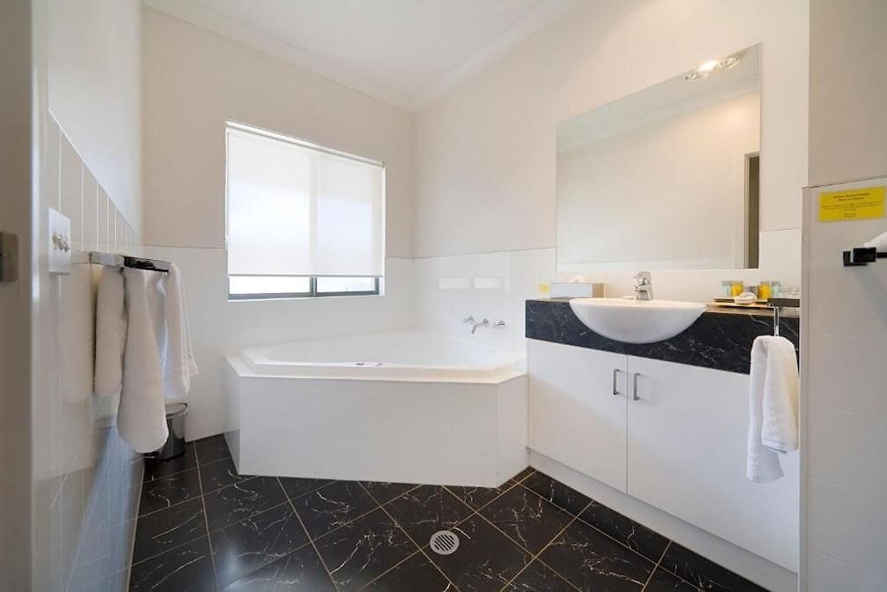 Blazing Stump Motel & Suites Two Bedroom Apartment with Spa Bath 4