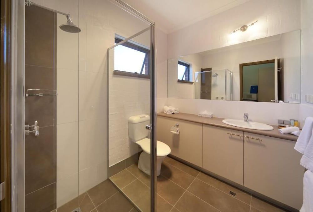 Blazing Stump Motel & Suites Twin Queen Suite 4