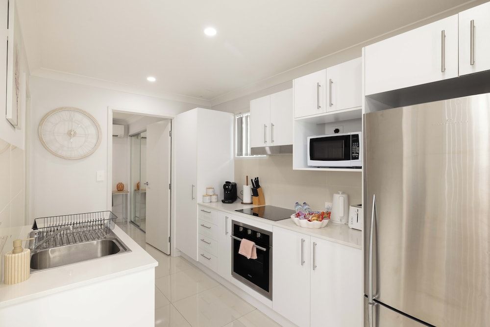 Smart Suites Self Check-in Apartments - 31A Freney Superior Apartment, 1 Queen Bed, Non Smoking, Kitchen 5