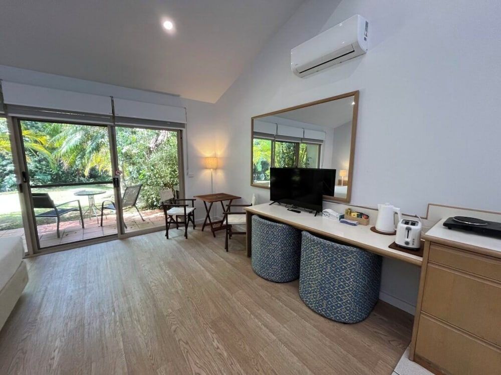 Nautilus Beach Resort by Charlesworth Studio 12