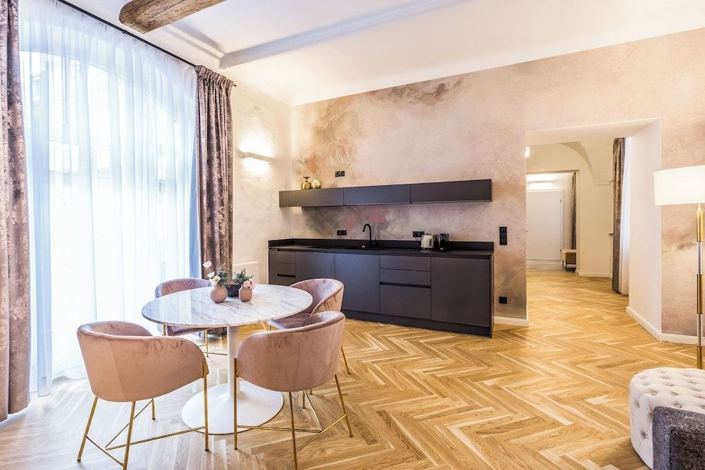 Roksoxhome Designer Boutique Apartment Deluxe Apartment, Balcony, Courtyard View 8