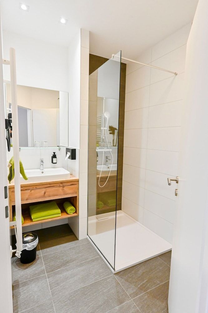 Hotel City Rooms Wels Comfort Double Room, 1 Bedroom, Ensuite 5