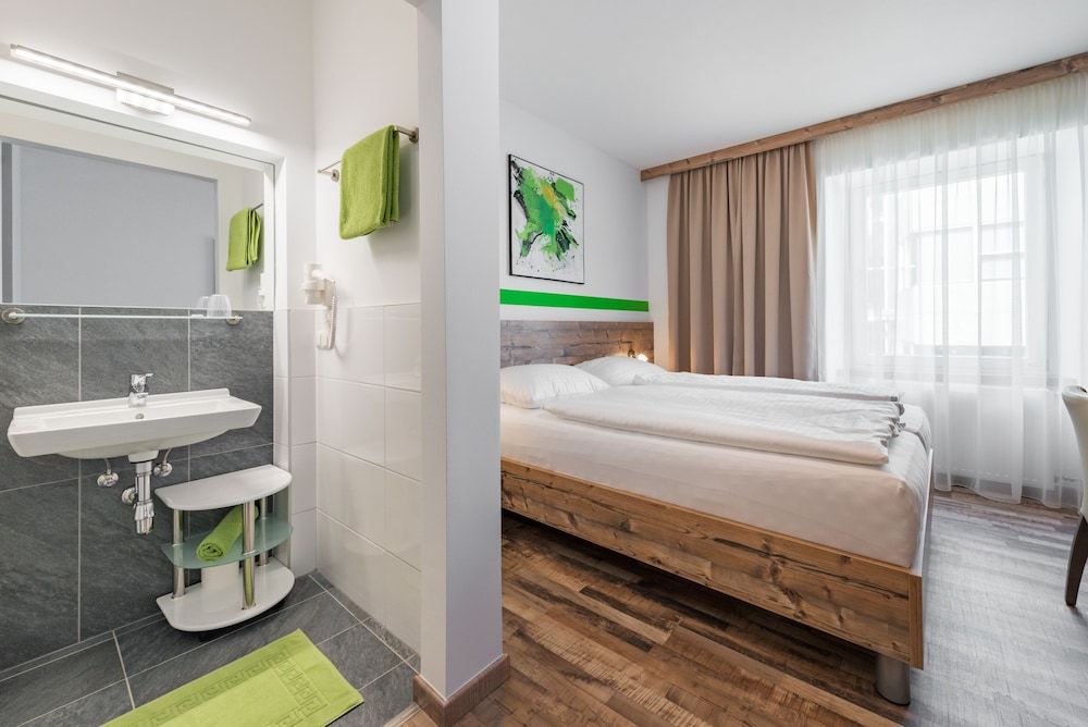 Hotel City Rooms Wels Standard Double Room, 1 Bedroom, Ensuite 5