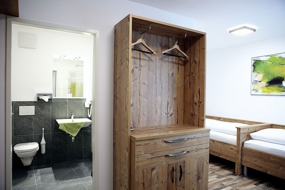 Hotel City Rooms Wels Standard Twin Room, 2 Twin Beds, Ensuite, Ground Floor 3