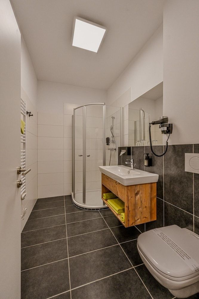 Hotel City Rooms Wels Comfort Double Room, 1 Bedroom, Ensuite 4