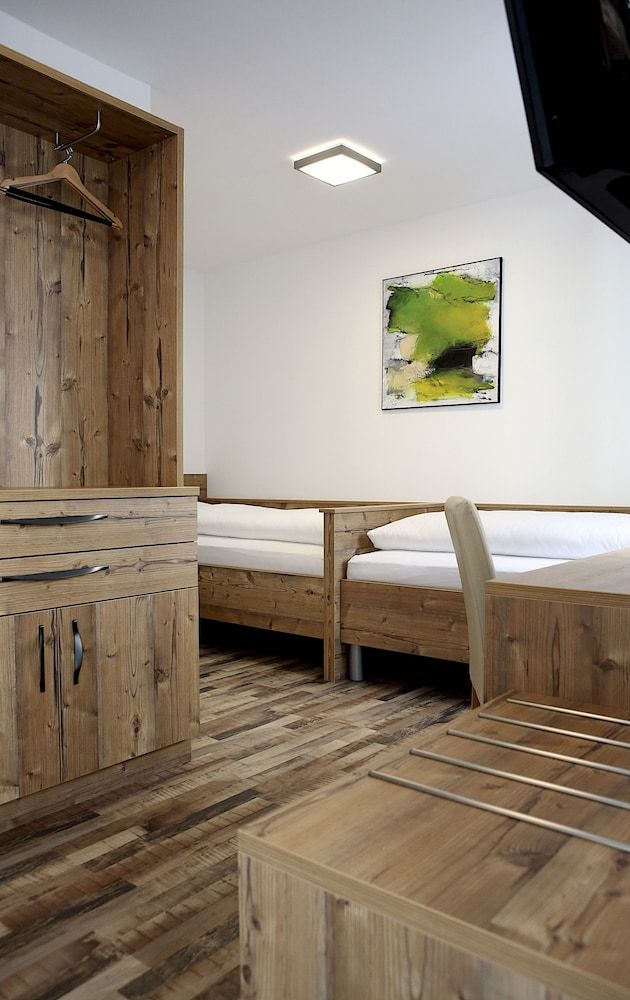 Hotel City Rooms Wels Standard Twin Room, 2 Twin Beds, Ensuite, Ground Floor