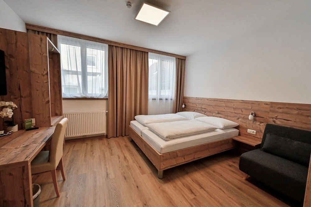 Hotel City Rooms Wels Comfort Double Room, 1 Bedroom, Ensuite 3