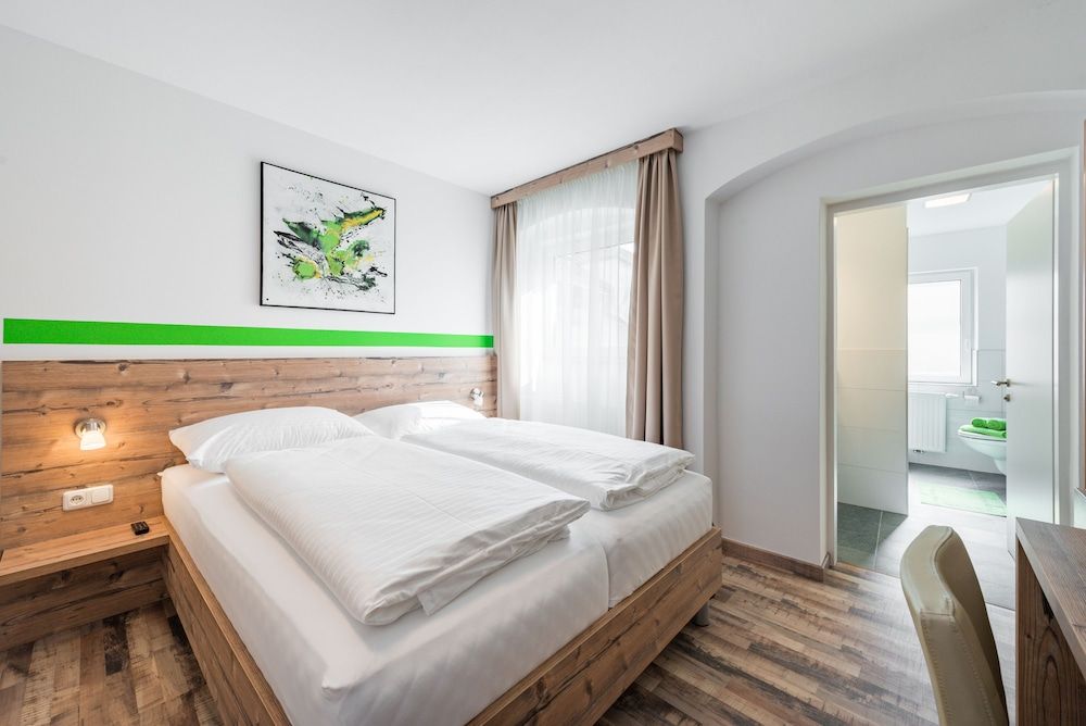 Hotel City Rooms Wels Standard Double Room, 1 Bedroom, Ensuite 3
