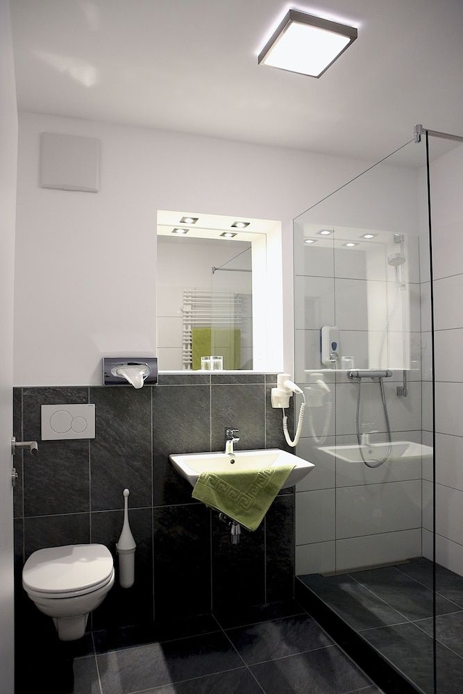 Hotel City Rooms Wels Standard Twin Room, 2 Twin Beds, Ensuite, Ground Floor 4