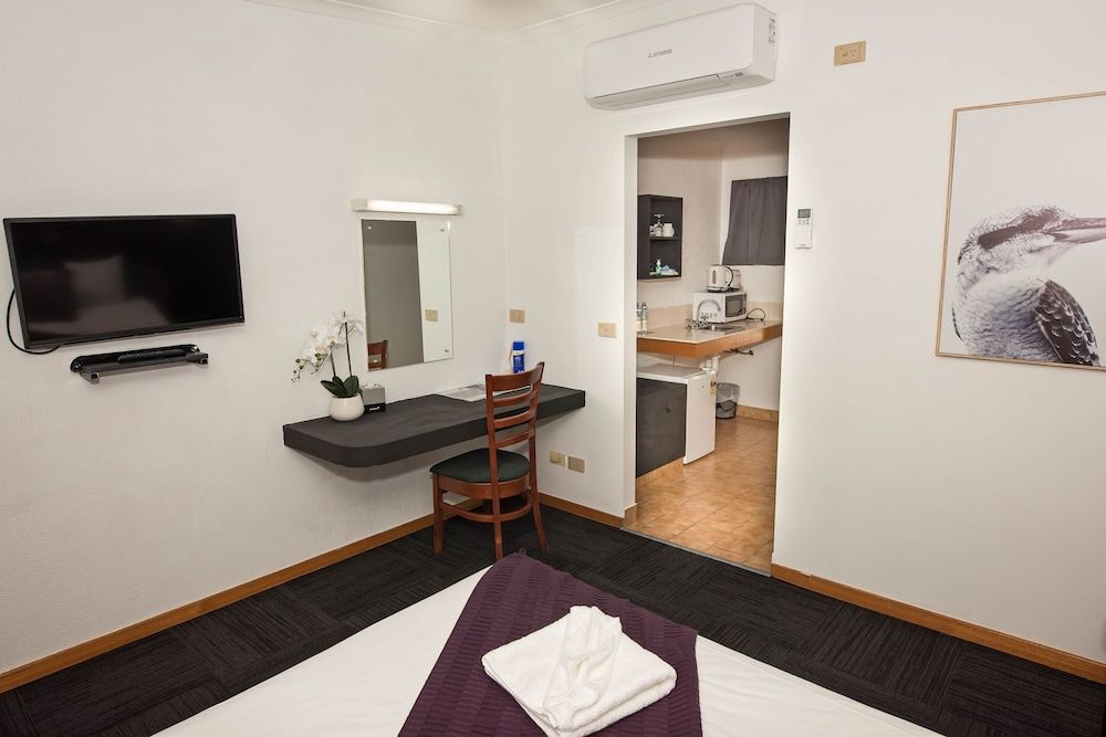 Elm Court Motel Room, 1 Queen Bed 11