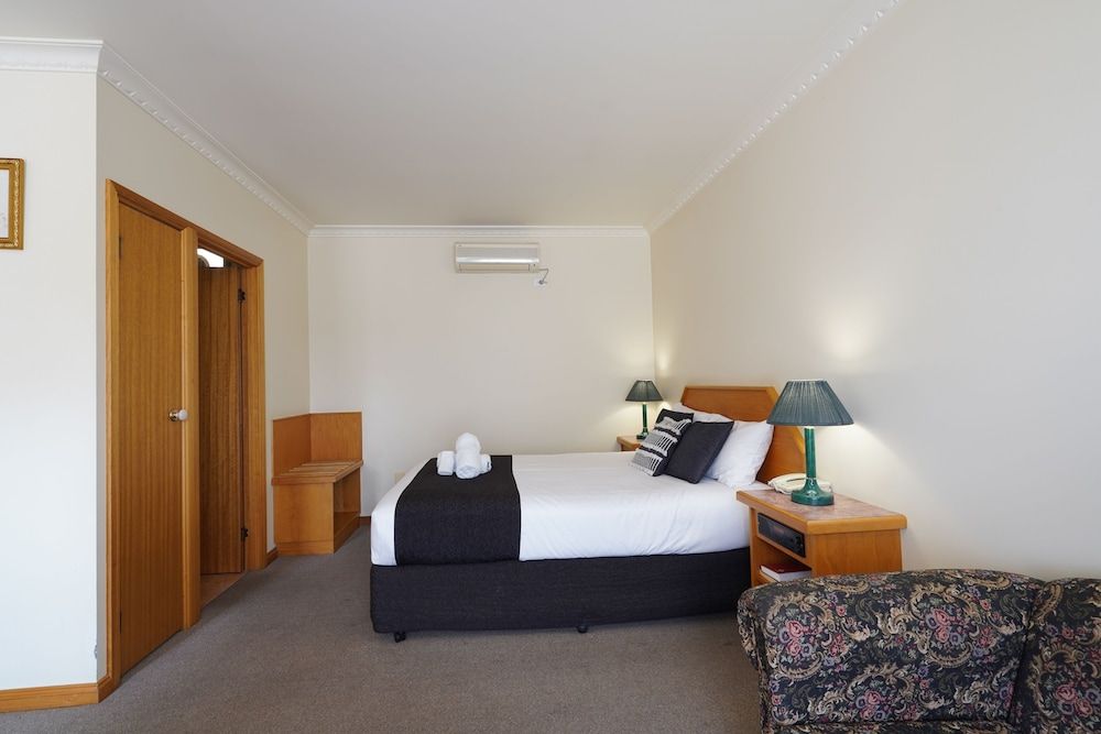 Deluxe Spa Room