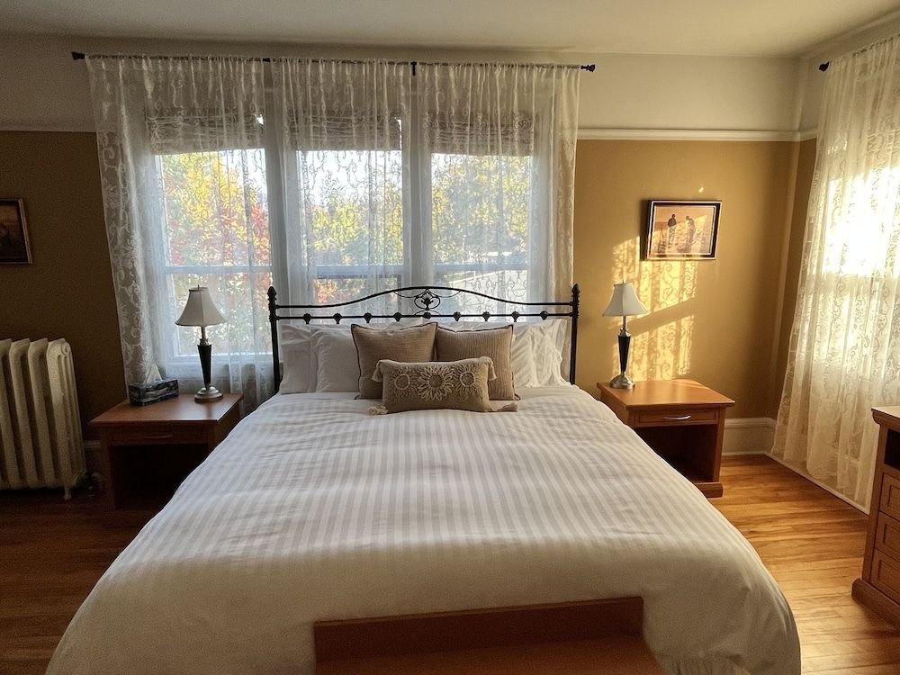 Stirling House Bed & Breakfast Honeymoon Single Room