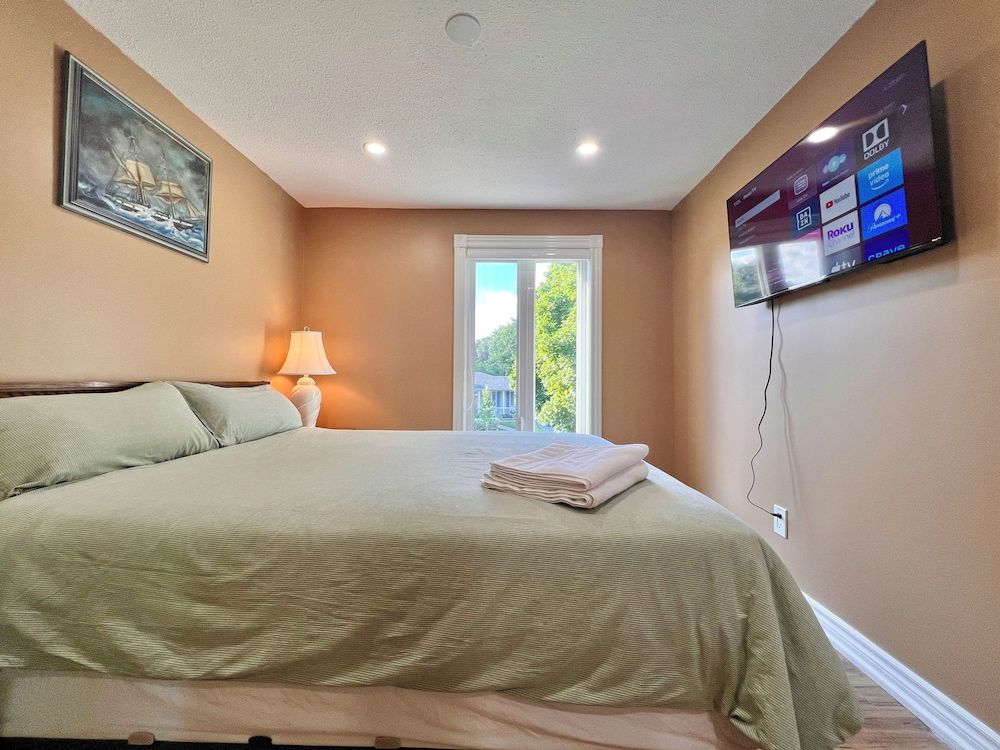 Cozy Home Near Transit & Hillcrest Mall with Free Parking Classic Room, 1 Queen Bed, Shared Bathroom 2