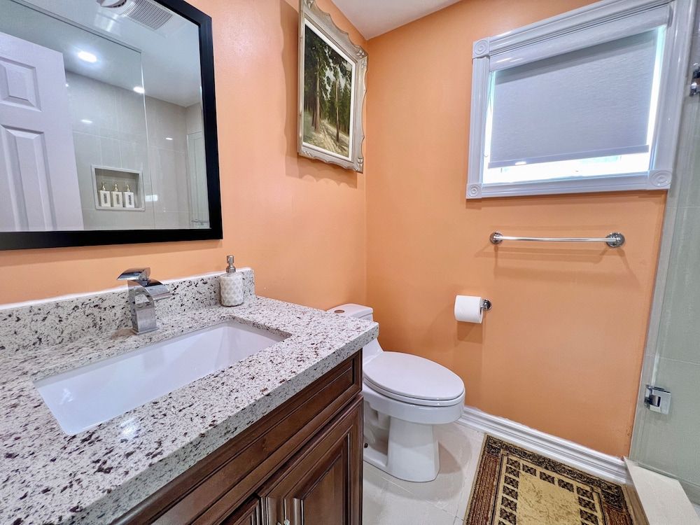 Cozy Home Near Transit & Hillcrest Mall with Free Parking Comfort Room, 1 Queen Bed, Shared Bathroom 5