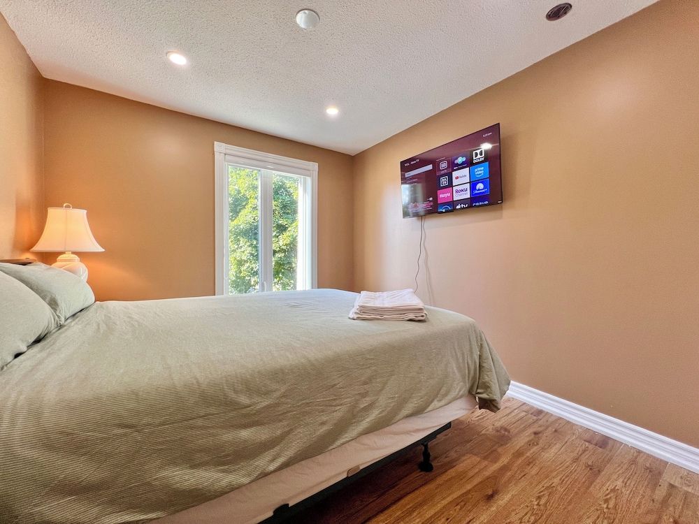 Cozy Home Near Transit & Hillcrest Mall with Free Parking Classic Room, 1 Queen Bed, Shared Bathroom 6