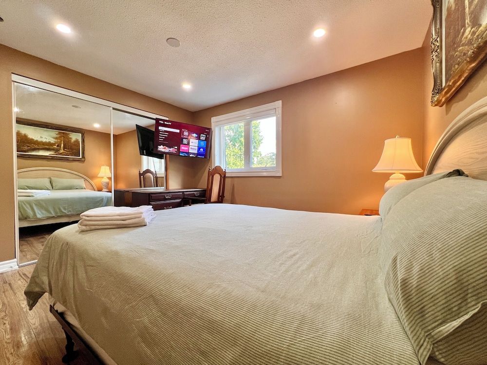 Cozy Home Near Transit & Hillcrest Mall with Free Parking Comfort Room, 1 Queen Bed, Shared Bathroom 4