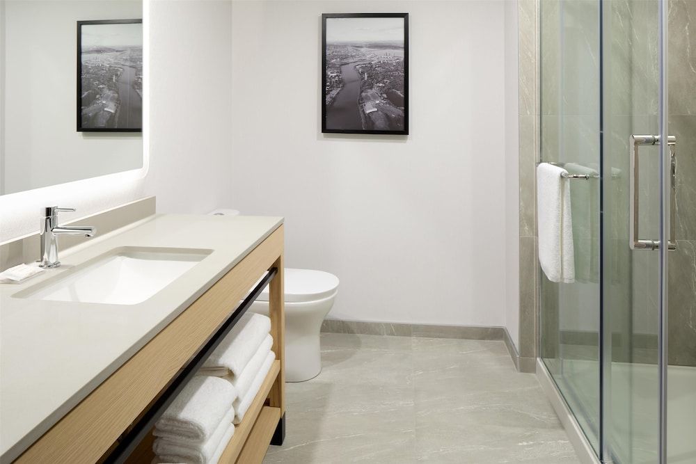 Hyatt Place Montreal Airport Room, 1 King Bed with Sofa bed (High Floor) 2