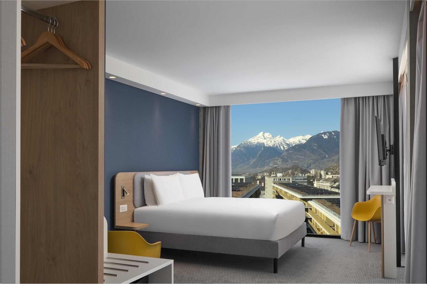 1 Queen Standard Mountain View