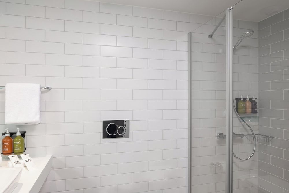 Holiday Inn Express & Suites Sion by IHG Standard Room, 1 Queen Bed, Mountain View 3