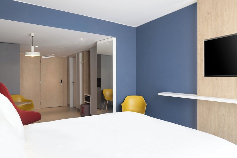 Holiday Inn Express & Suites Sion by IHG Standard Room, 1 Queen Bed, Mountain View 6