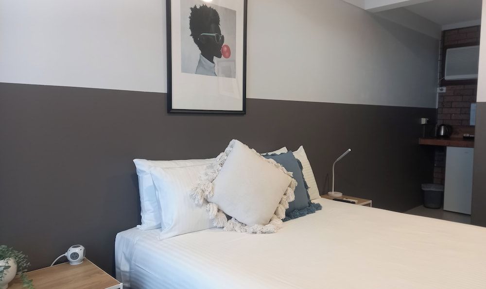 Cessnock Vintage Motor Inn Classic Double Room, Hill View 3