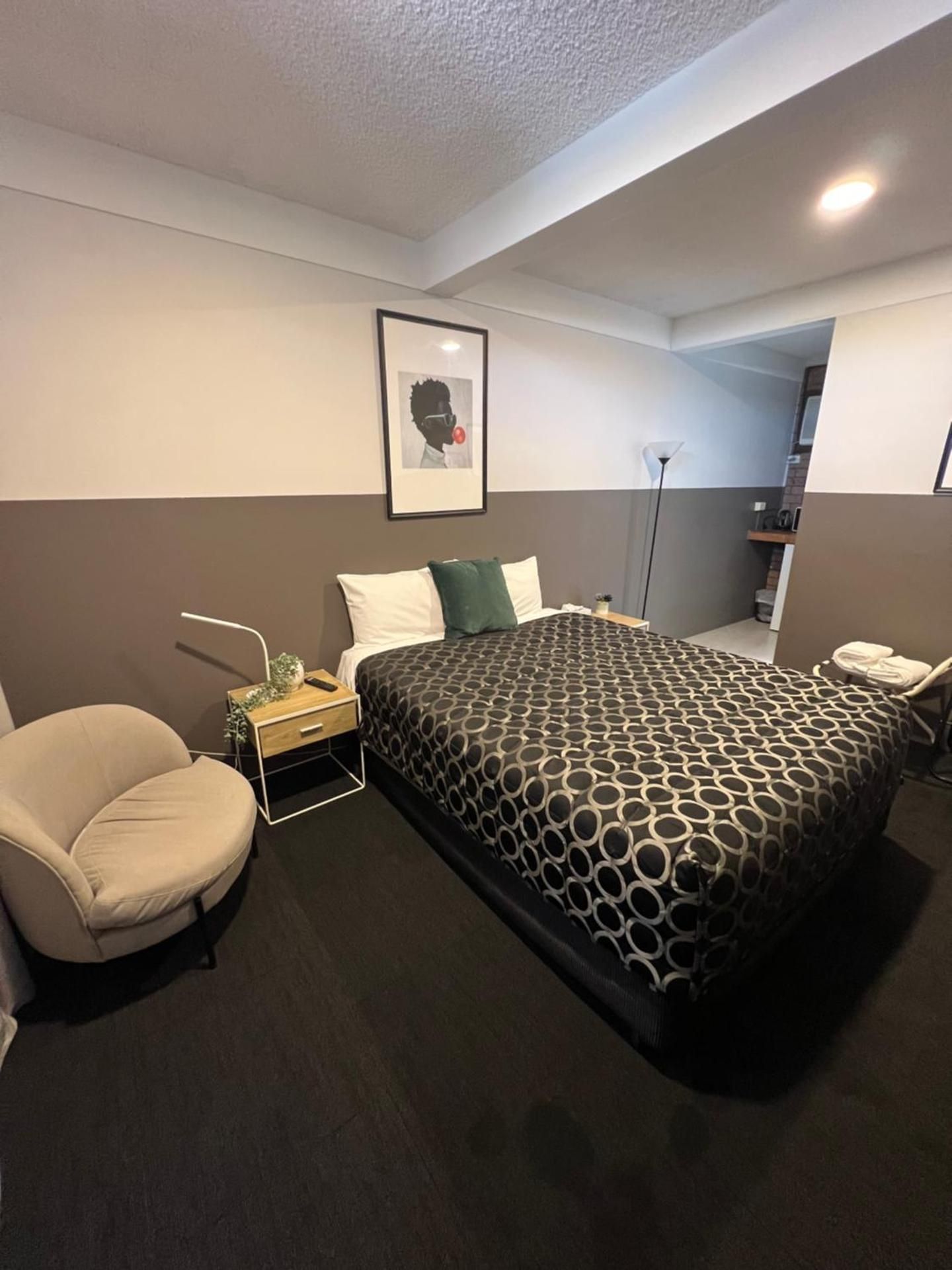 Cessnock Vintage Motor Inn Queen Room with Balcony 2