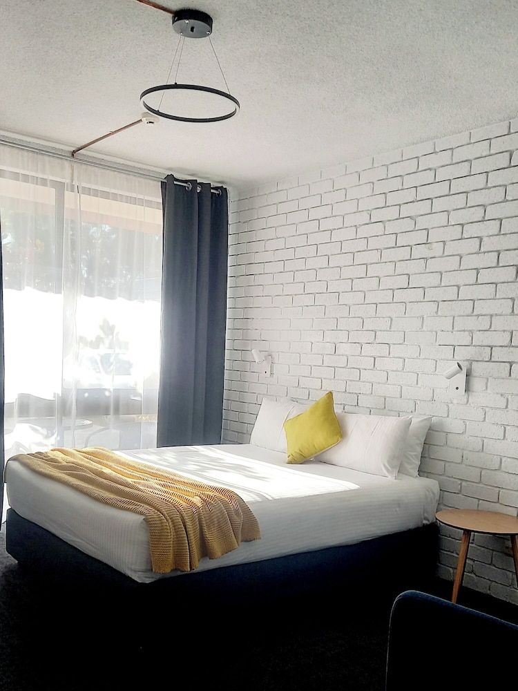 Cessnock Vintage Motor Inn Classic Double Room, Hill View 2