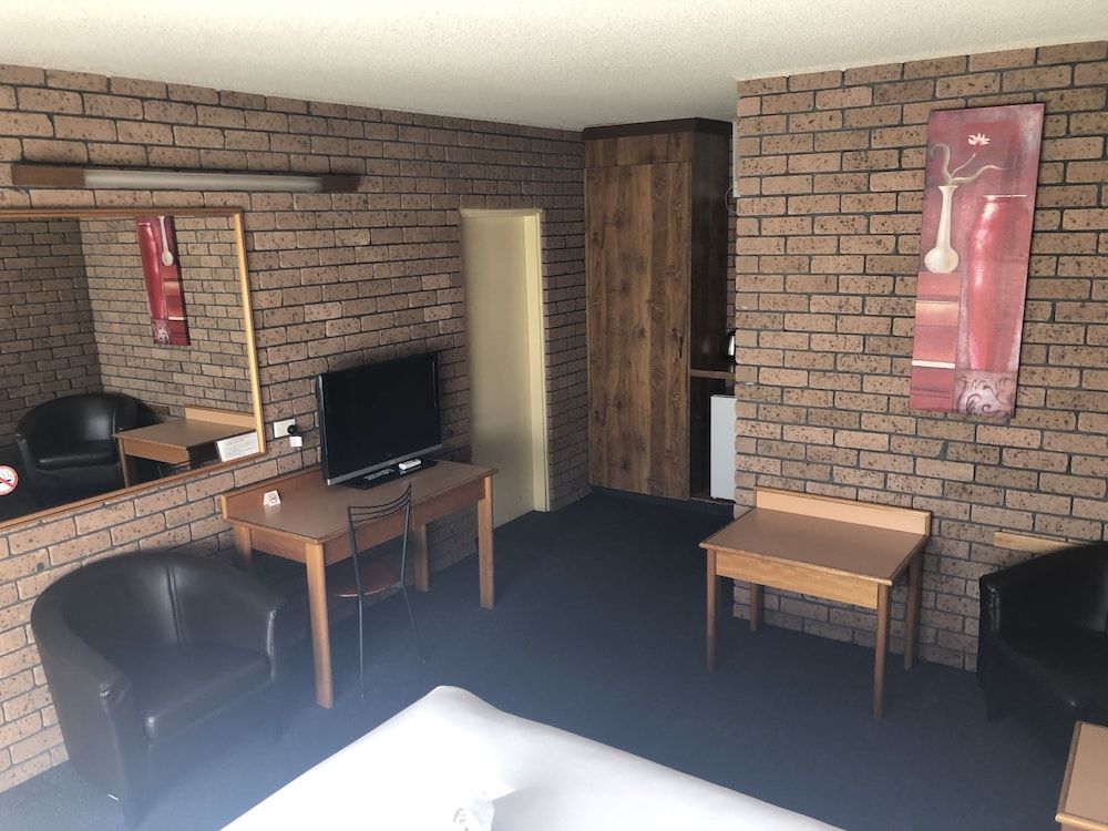 Cessnock Vintage Motor Inn Classic Double Room, Hill View 6