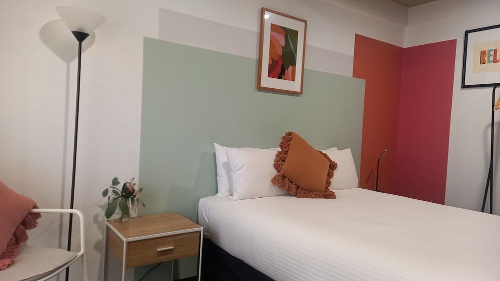 Cessnock Vintage Motor Inn Classic Double Room, Hill View