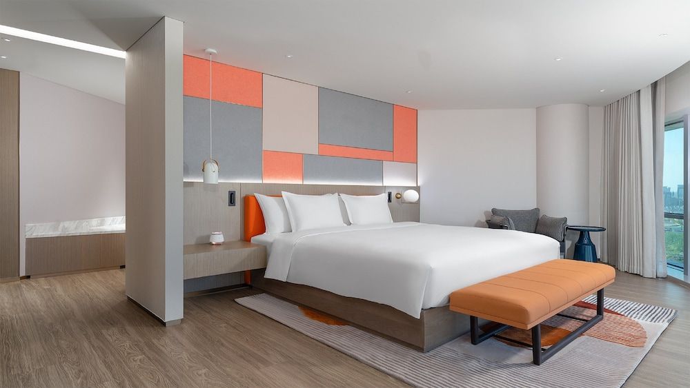 EVEN Hotel Yinchuan Yuehai by IHG Suite, 1 Bedroom, Lake View (Dining Area) 2