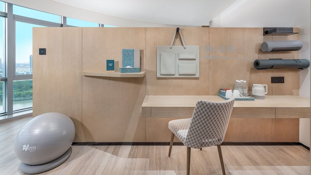 EVEN Hotel Yinchuan Yuehai by IHG Premium Room, 1 King Bed, Lake View 6