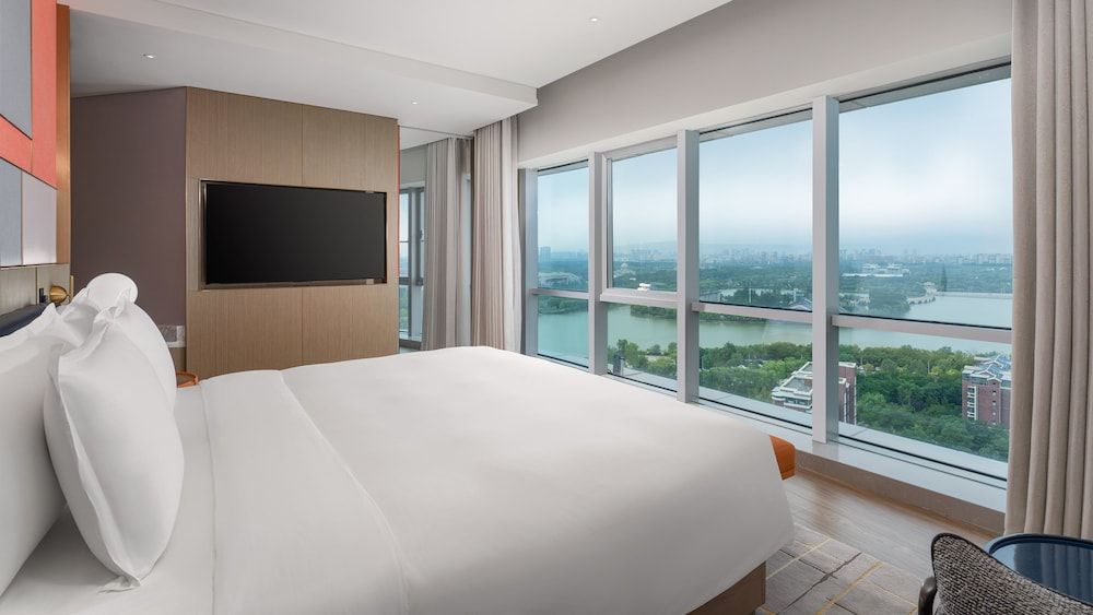 EVEN Hotel Yinchuan Yuehai by IHG Suite, 1 Bedroom, Lake View (Dining Area) 4