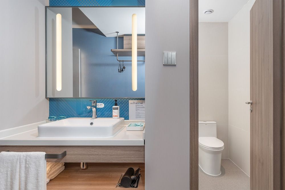 Holiday Inn Express Xiamen Jimei New Town by IHG 1 King Standard 4