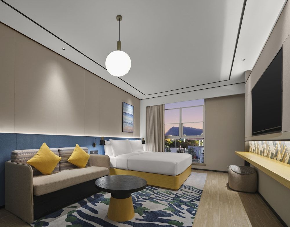 Room, 1 King Bed, Mountain View