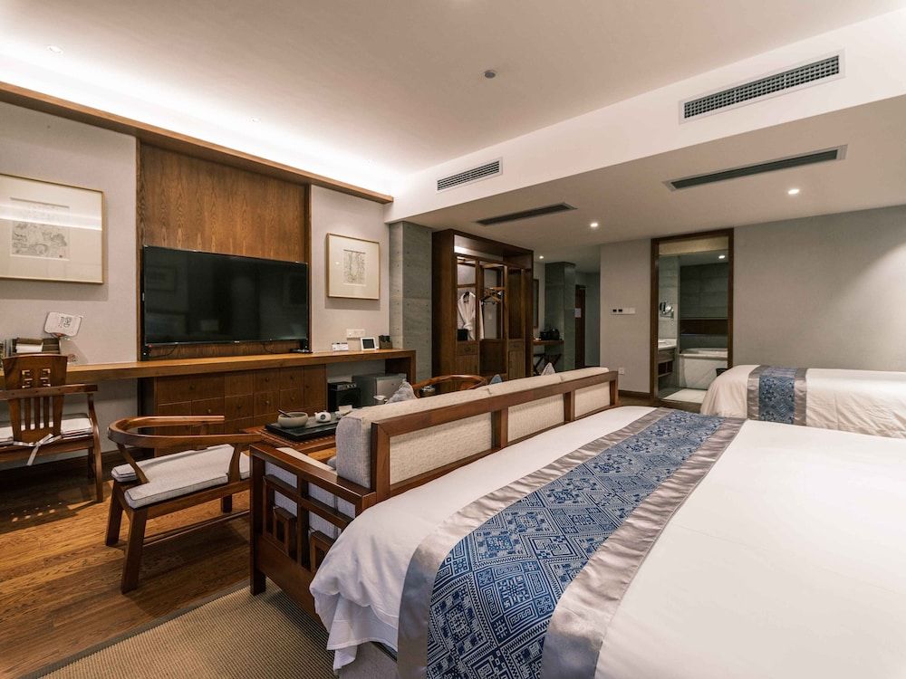 Family Room with Bathtub & Balcony