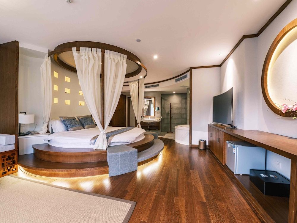 Romantic Couple Suite with Bathtub & Balcony